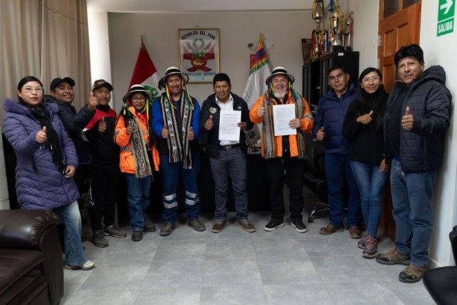Autoridades y representantes durante la firma del acuerdo para mejorar la infraestructura educativa de Yuricancha