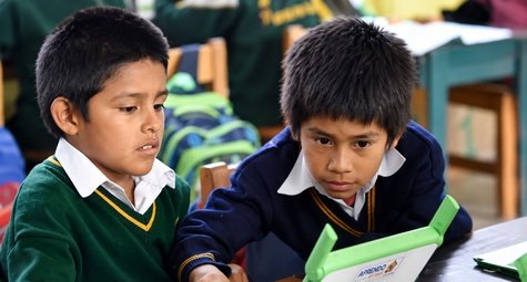 Estudiantes en una escuela de la región
